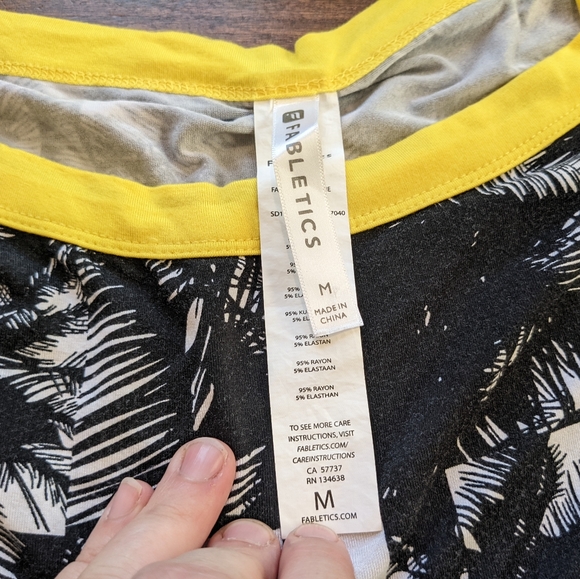 Fabletics Cold Shoulder Athletic Top Tunic Size Medium Black White Yellow - Picture 5 of 7